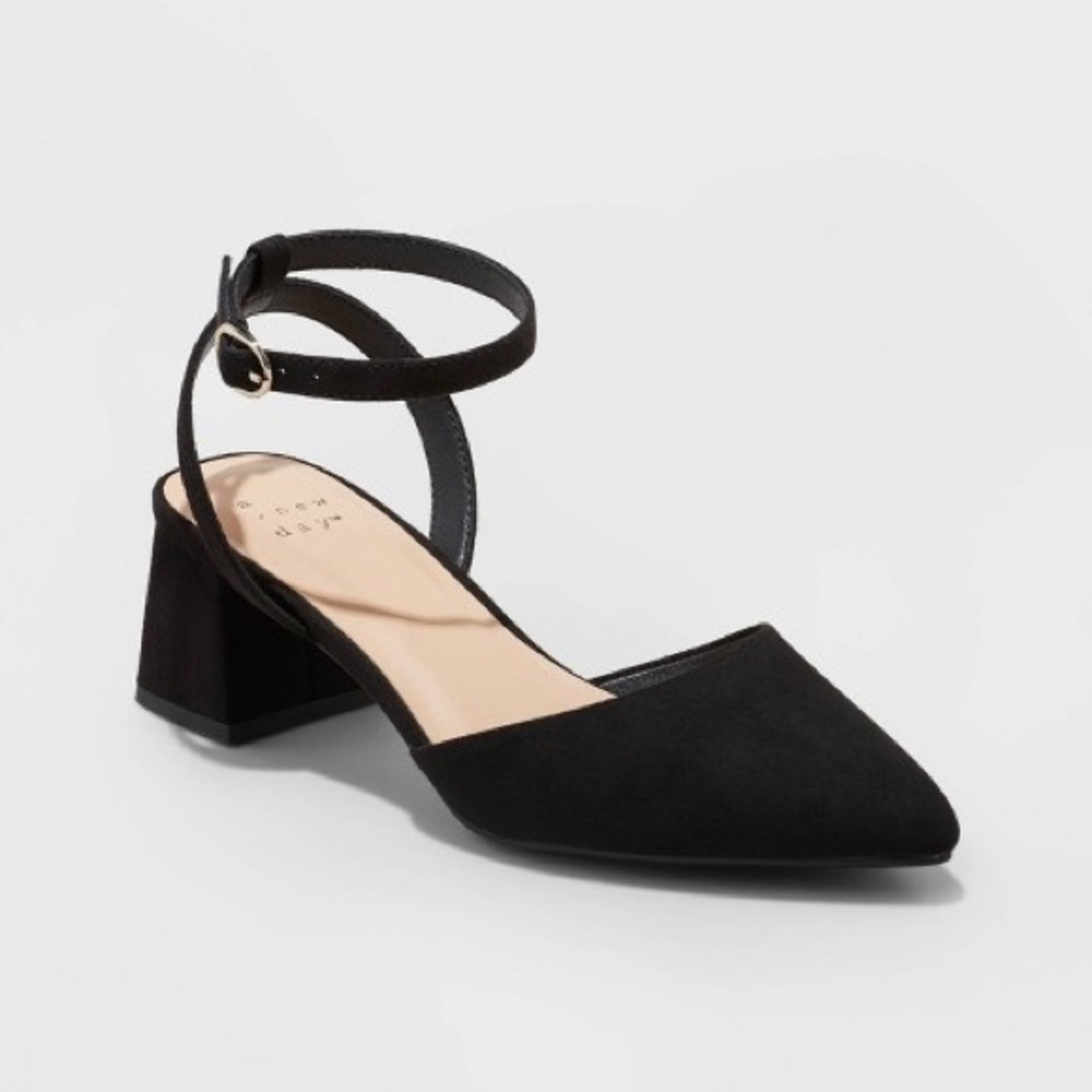 BRAND NEW BLACK PUMPS